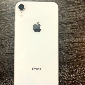 128 gb lightly used iphone XR in white with silicone case and screen protector